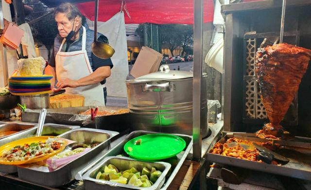 Luis en su puesto de tacos.