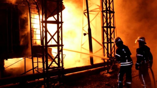 Una planta de energía térmica en Járkov resultó dañada tras un ataque con misiles rusos.