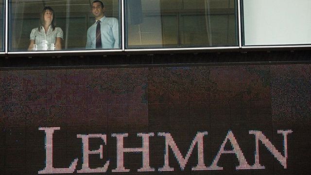 Çalışanlar, Lehman Brothers'ın New York'taki iflas merkezine bakıyor