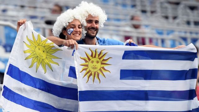 Dos uruguayos con banderas