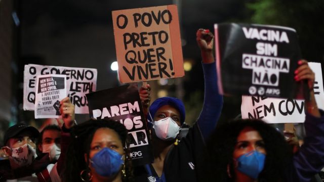 Des militants du mouvement noir protestent contre le racisme et la violence policière à Sao Paulo.