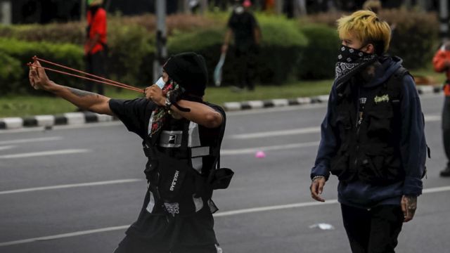 รัฐเดินหน้าสลายชุมนุมท่ามกลางเสียงเรียกร้องประนีประนอม