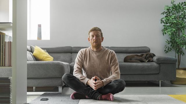 Hombre meditando