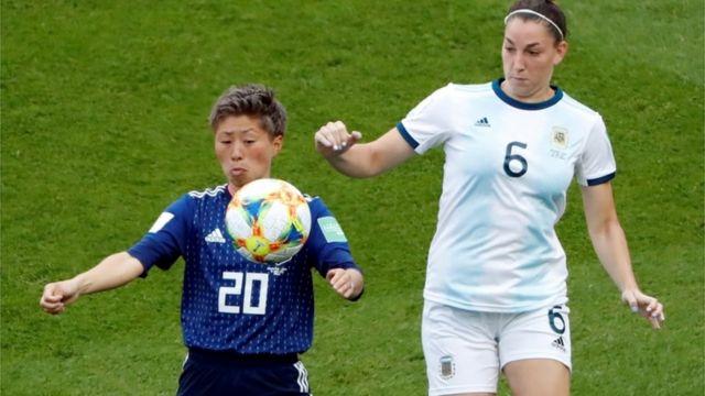 2021女子足球世界杯期间，日本队员和阿根廷队员争球(photo:BBC)