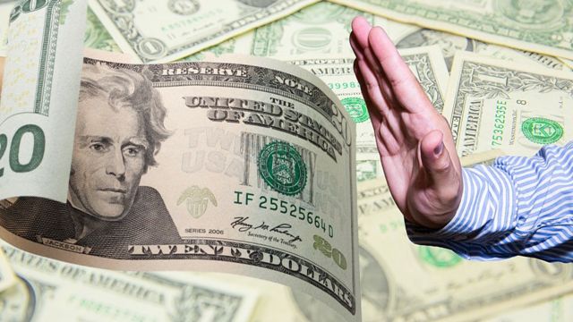 Mano rechazando 20 dólares