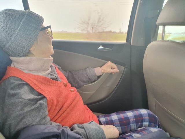 Idosa em carro ap&oacute;s deixar a Ucr&acirc;nia