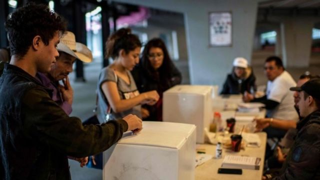 Votantes en la consulta