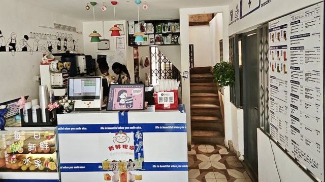 在加纳首都阿克拉，一家中国人开的奶茶店。