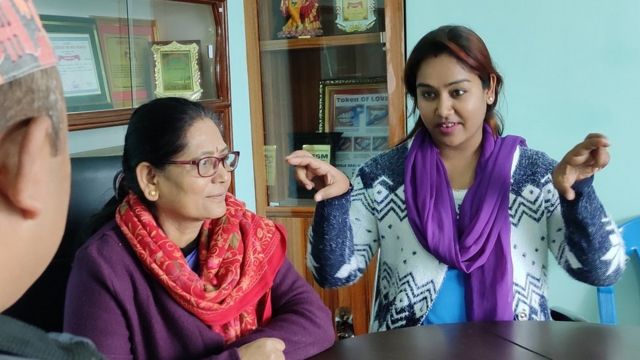 साङ्केतिक भाषामा कुरा गर्दै कर्मचारी