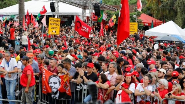 В ожидании Лулы у тюрьмы в городе Куритиба на юге Бразилии