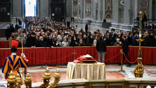 El cuerpo del papa Benedicto XVI