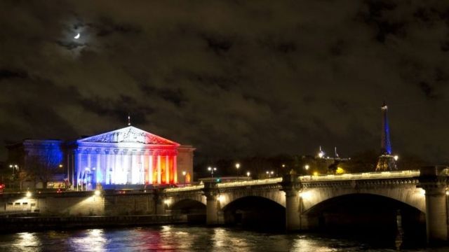 フランス国旗の三色にライトアップされた国民議会とエッフェル塔
