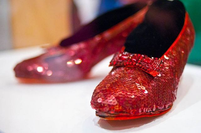 Sapatos utilizados por Judy Garland no filme O Mágico de Oz, atualmente expostos no Museu de História Americana, em Washington