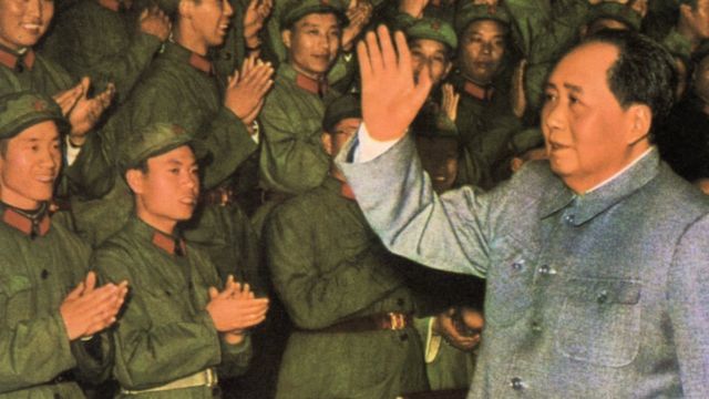 毛泽东会见解放军官兵的资料照片。
