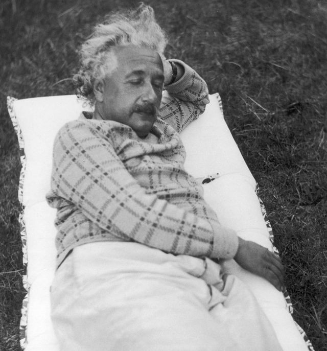 Albert Einstein dormindo