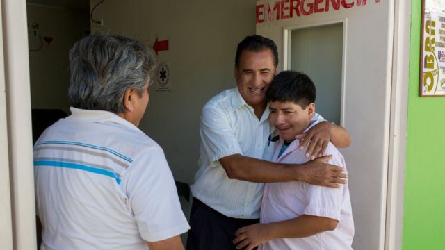 El Dr. Roger Zapata, junto al enfermero Joaquín Delgado quien abraza a Luis Fermín