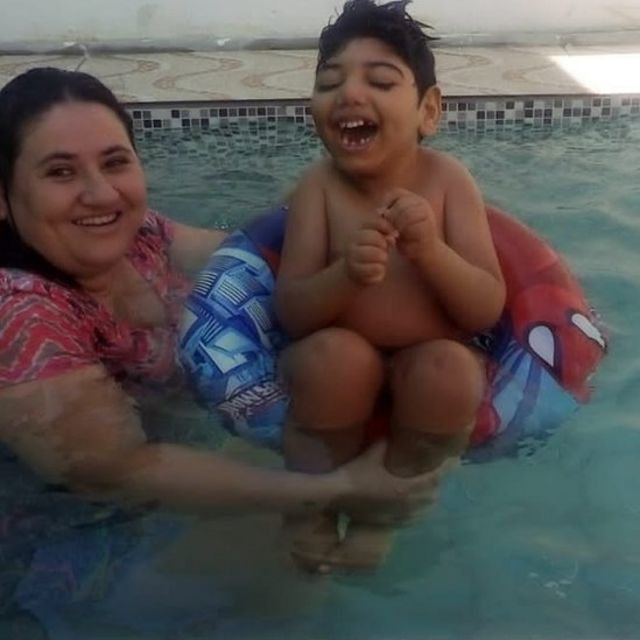 Lidiane Pereira e Pedro Lucas em foto na piscina