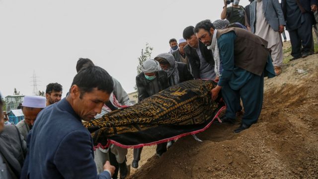 Enterro das vítimas em cemitério de Cabul