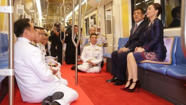 The King and Queen were sitting on the Skytrain from Sanam Chai Station to Lak Song Station.