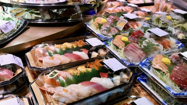 海产进口禁令給寿司店等日本料理餐厅带来货源压力。(photo:BBC)