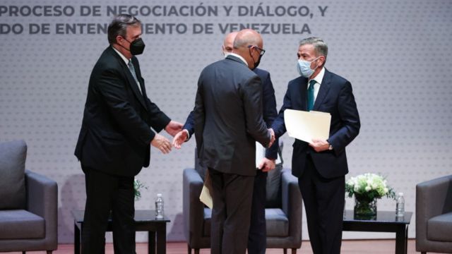 Jorge Rodríguez, presidente de la Asamblea Nacional chavista, saluda a Gerardo Blyde, jefe de la delegación opositora en México.