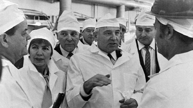 El expresidente soviético Mijaíl Gorbachov (dcha) y su esposa Raisa Gorbacheva (segunda a la izda) hablan con trabajadores de la planta nuclear en febrero de 1989, poco antes del desastre.