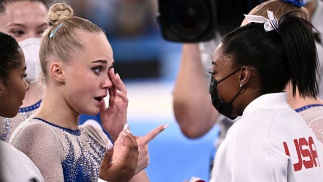 拜尔斯率先向俄罗斯奥委会女子体操队队长梅尔尼科娃道贺。(photo:BBC)