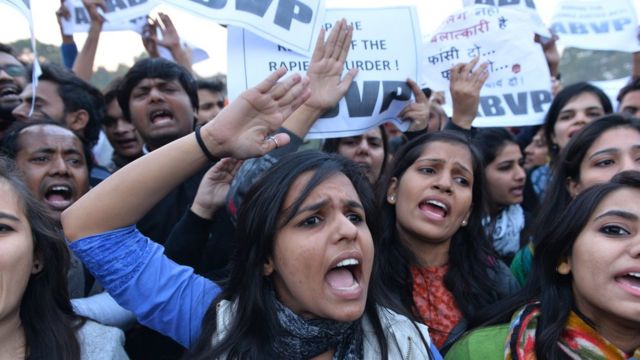 Manifestantes contra la violencia femenina en India.