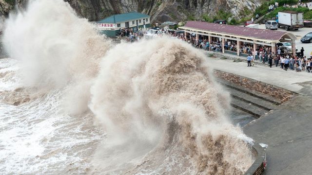 Sóng đánh trong một trận bão ở Trung Quốc hồi 2015