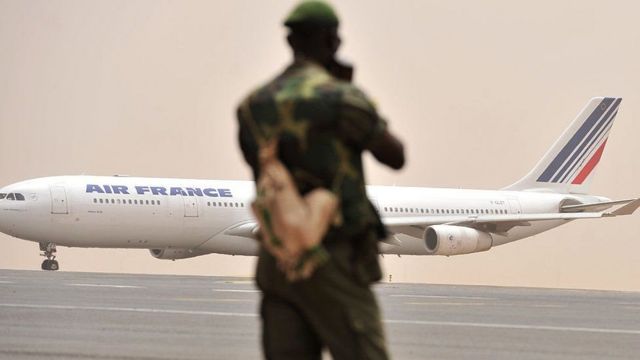 Indege ya Air France, nkino, niyo yabasubije mu Bufaransa bamaze umwanya bashitse Bamako