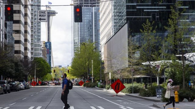 Una calle de Seattle, con dos peatones.