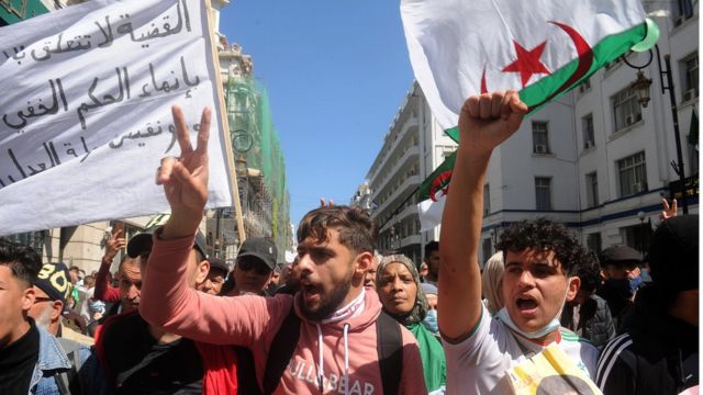 جانب من مظاهرة رافضة للانتخابات التشريعية نظمها الحراك في الجزائر في 23 آذار/مارس الماضي