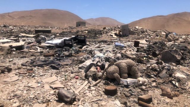 Roupas usadas jogadas fora no Deserto do Atacama