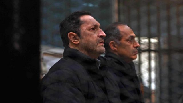 Alaa Mubarack (à gauche) et Gamal Mubarak au tribunal lors de l'énoncé du verdict le 22 février 2020