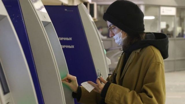 مواطنة روسية تستخدم بطاقة ائتمان