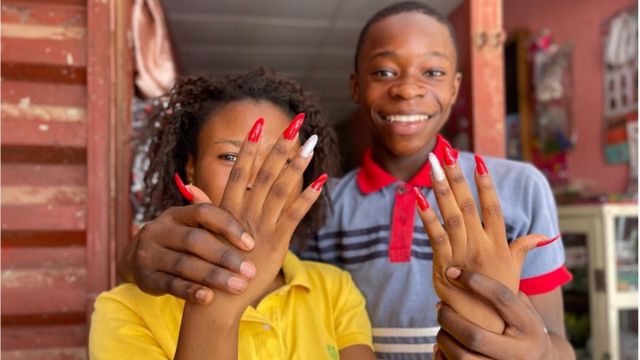 Oluwaseun Opaleke: Meet di 15-year-old nail technician wey dey ginger women wit im work - BBC News Pidgin Oluwaseun Opaleke: Meet di 15-year-old nail technician wey dey ginger women wit im work - BBC News Pidgin