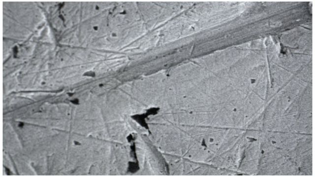 Imagen de microscopio muestra rasguños en monedas