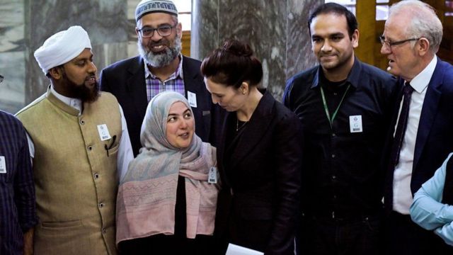 La primera ministra de Nueva Zelanda, Jacinda Ardern, y miembros de la comunidad musulmana en Nueva Zelanda