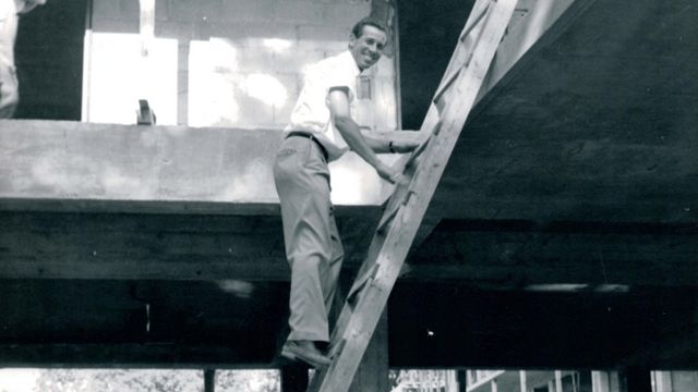 Isadore Sharp durante la construcción de su primer hotel