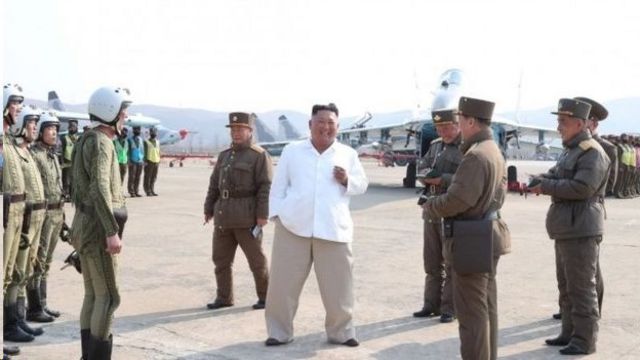 آخرین تصویری که از کیم جونگ-اون در رسانه های کره شمالی منتشر شده به گزارش بازدید نظامی او در روز ۱۲ آوریل مربوط می شود