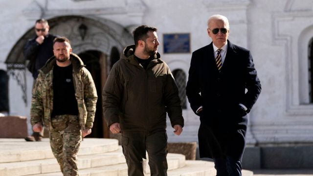 US President Joe Biden (r) walks with Ukrainian President Volodymyr Zelensky (C) at St. Michael’s Golden-Domed Cathedral during an unannounced visit, in Kyiv on February 20, 2023