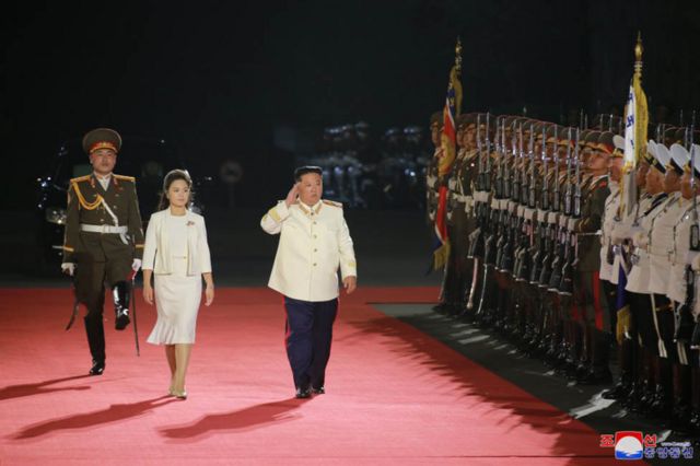 El líder norcoreano Kim Jong-un pasa revista durante un desfile militar.