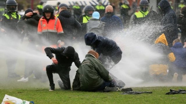 La policía usa un chorro de agua a presión contra los manifestantes en Amsterdam.