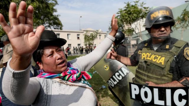 Manifestante frente a policía en la denominada "toma de Lima".