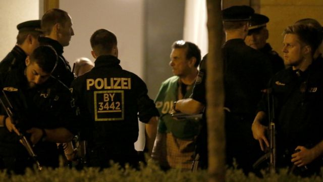 ミュンヘンのマンションを捜索する警官たち(23日)