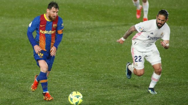 Leo Messi en un partido contra el Real Madrid el 10 de abril de 2021