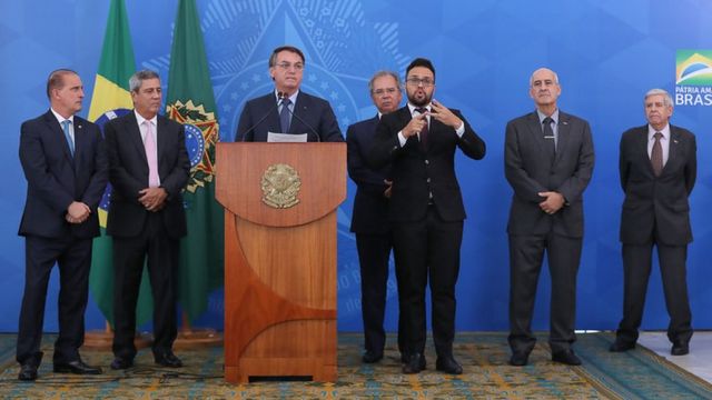 Bolsonaro tenta se afastar de Roberto Jefferson : r/brasil