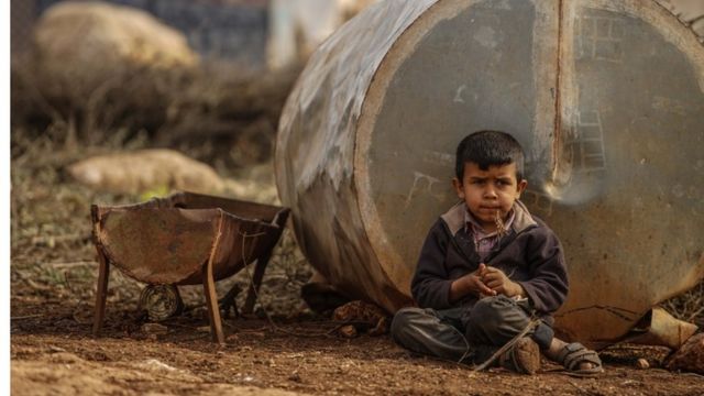 أحد الأطفال النازحين في مخيم آطمة على الحدود السورية التركية