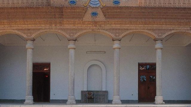 Zərdiştlüyə etimad edənlər, İranın Yəzd şəhərində yerləşən bu məbəd kimi, atəşgahlara sitayiş edirlər. Onlar paklığı təmsil edən su ilə alovu, həm də təmizlənmə ayini üçün mühüm hesab edirlər