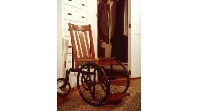 الكرسي المتحرك الذي استخدمه الرئيس الأمريكي السابق روزفلت